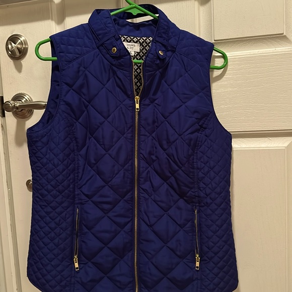 crown & ivy Jackets & Blazers - 💙 NWOT CROWN & IVY BLUE QUILTED VEST WITH ZIPPERED POCKETS SIZE MEDIUM 💙